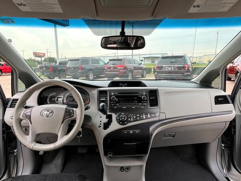 Used 2013 Toyota Sienna SE image 12