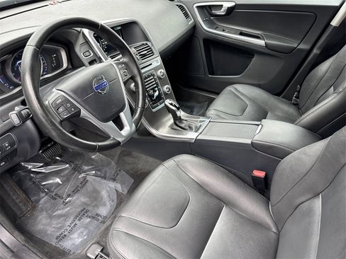 Used 2016 Volvo XC60 T5 Premier w/ Proximity Package image 9