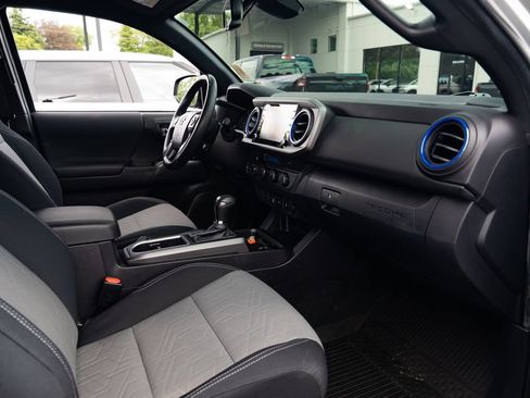 Used 2023 Toyota Tacoma TRD Off-Road w/ Technology Package AWD/4WD image 28