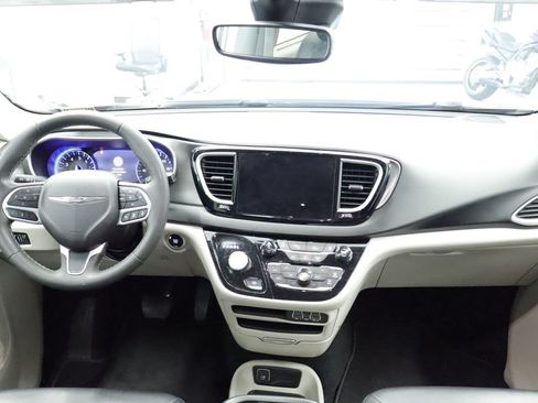 Certified 2024 Chrysler Pacifica Touring-L FWD image 15