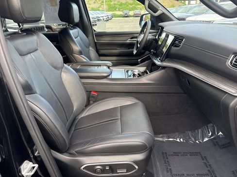 Certified 2024 Jeep Wagoneer Series III w/ Flexible Seating Group image 36