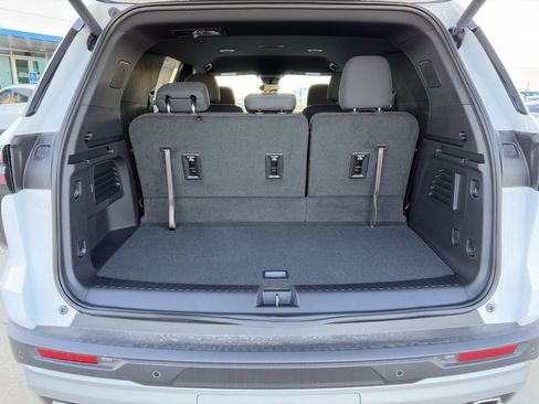 Used 2025 Chevrolet Traverse LT image 9