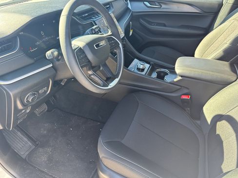 New 2025 Jeep Grand Cherokee L Laredo image 9
