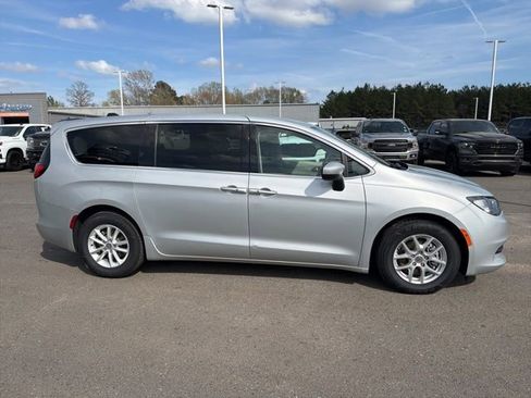 Used 2022 Chrysler Voyager LX FWD image 2