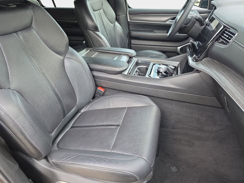 Used 2024 Jeep Wagoneer L Series II RWD image 10