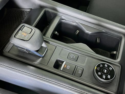 Used 2023 Nissan Pathfinder S image 24