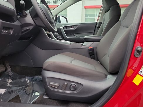 Used 2025 Toyota RAV4 XLE image 16