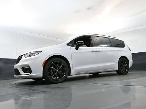 Used 2025 Chrysler Pacifica Limited FWD image 20
