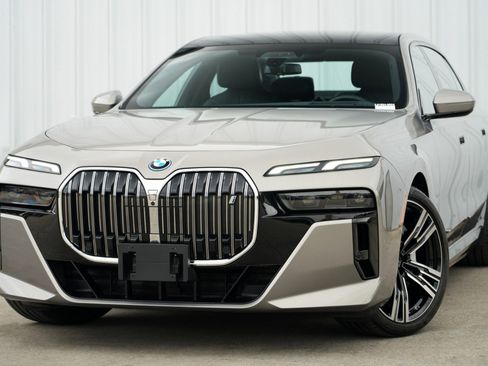 Used 2023 BMW i7 xDrive60 image 3