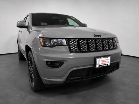 Used 2019 Jeep Grand Cherokee Altitude AWD/4WD image 3