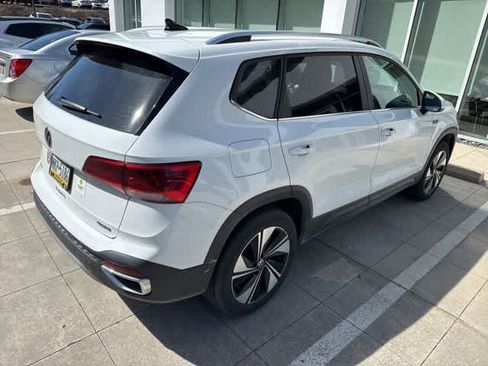 Certified 2024 Volkswagen Taos SE image 6