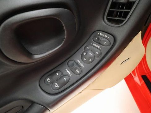 Used 2000 Chevrolet Corvette Convertible w/ Performance Handling Pkg image 8