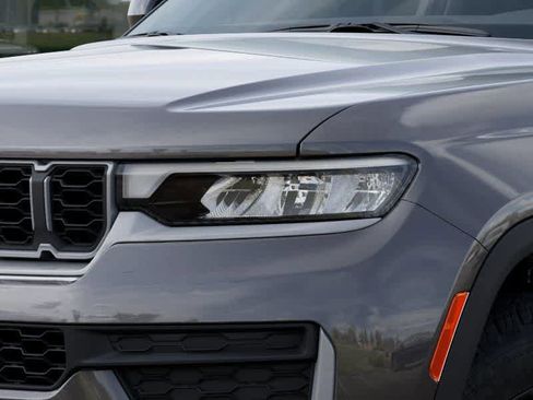 New 2026 Jeep Grand Cherokee Altitude image 10