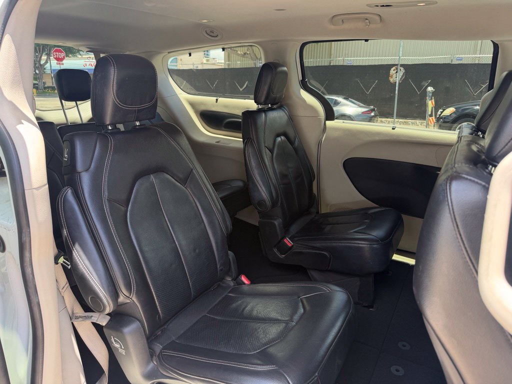 Used 2022 Chrysler Pacifica Touring-L FWD image 10