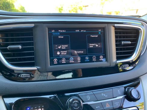 Used 2020 Chrysler Pacifica Touring-L FWD image 72