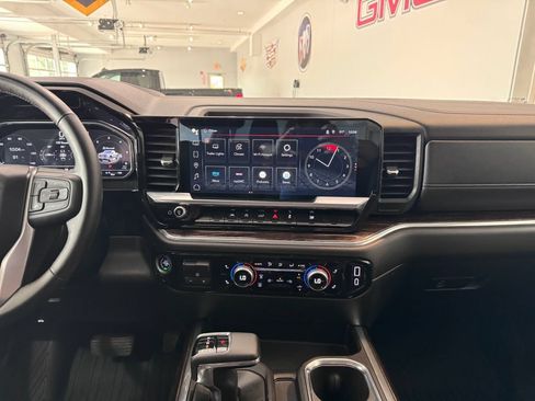 Certified 2024 GMC Sierra 1500 Elevation w/ LPO, Elevation Black Package AWD/4WD image 19