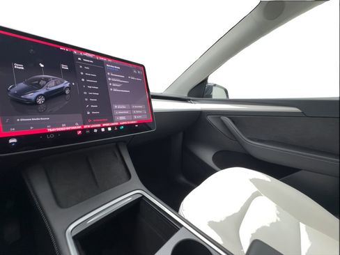 Used 2024 Tesla Model Y 2WD image 41