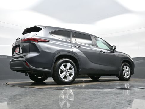 Used 2024 Toyota Highlander LE image 32