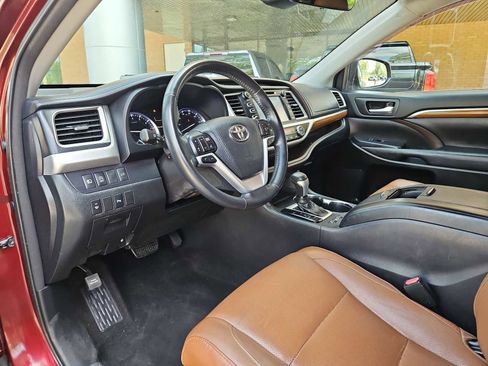Used 2018 Toyota Highlander Limited FWD image 15