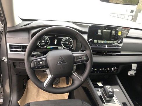 Used 2024 Mitsubishi Outlander SE image 13