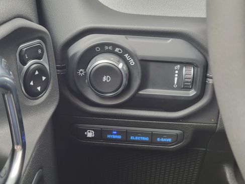 Used 2025 Jeep Wrangler Unlimited Sahara AWD/4WD image 10