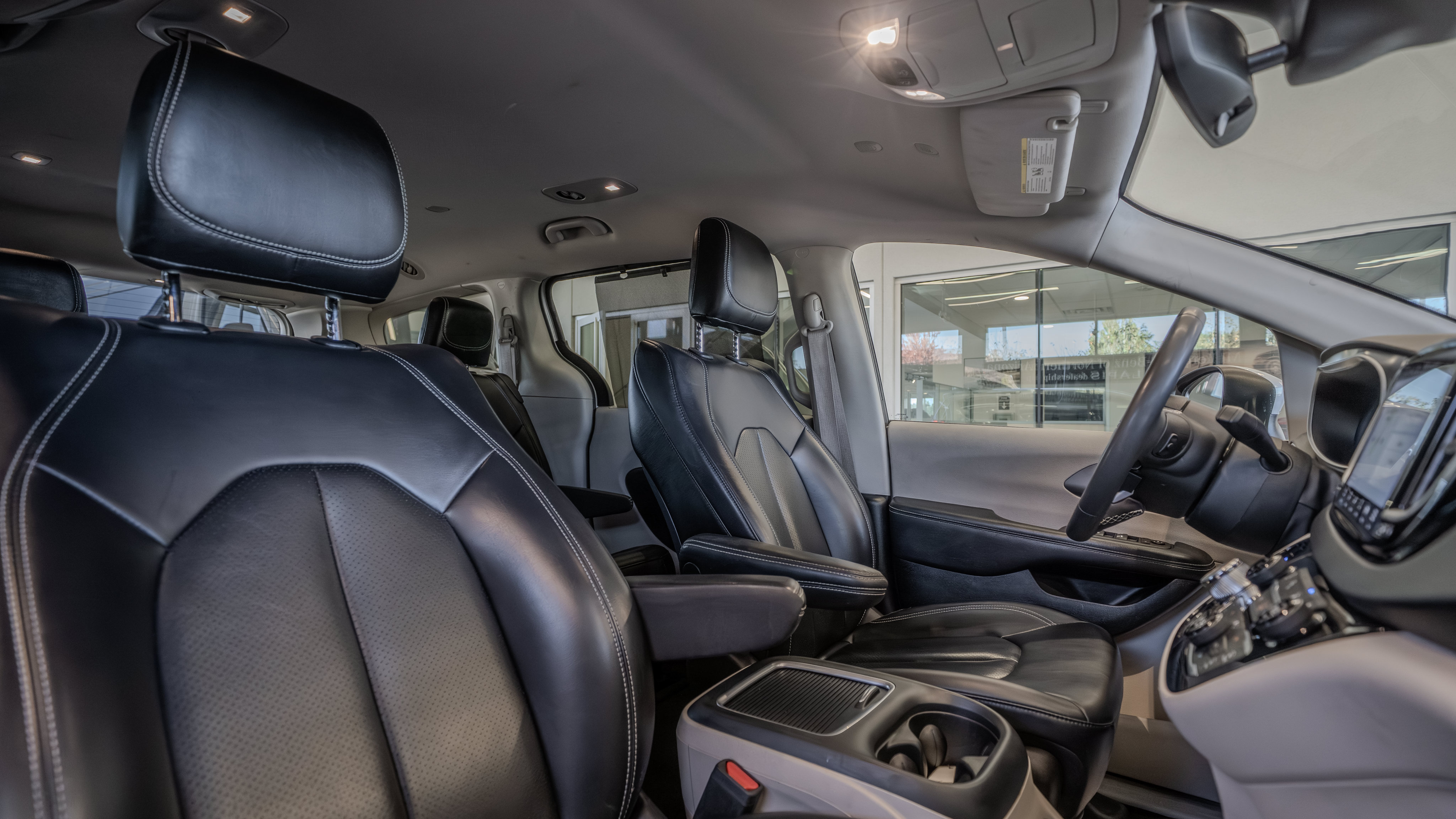 Used 2023 Chrysler Pacifica Touring-L FWD image 31