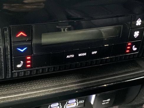 Used 2023 Jeep Wagoneer L Series III w/ Preferred Equipment Group image 39