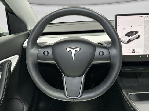 Used 2022 Tesla Model Y Long Range image 8