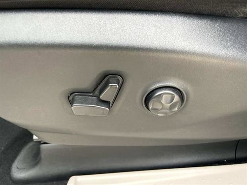 Used 2024 Chrysler Pacifica Touring-L image 23