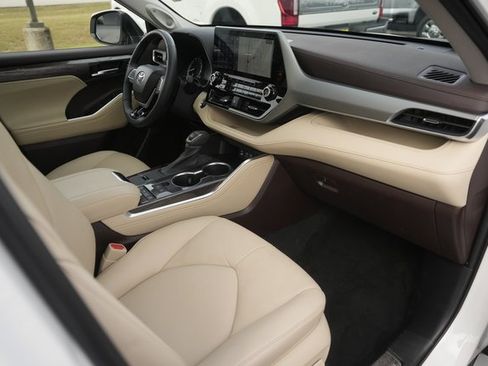 Used 2022 Toyota Highlander Platinum image 18