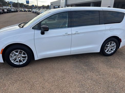 Used 2024 Chrysler Pacifica Touring-L image 2