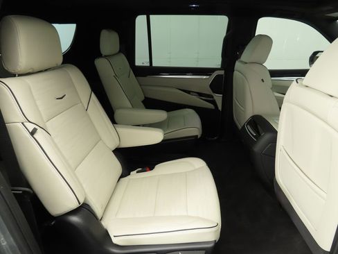 Used 2025 Cadillac Escalade ESV Sport image 21