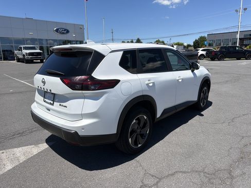 Used 2024 Nissan Rogue SV AWD/4WD image 3