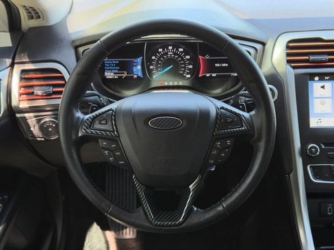 Used 2017 Ford Fusion SE w/ Fusion SE Technology Package FWD image 12