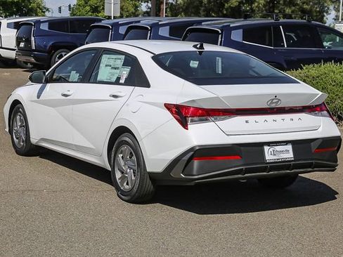 New 2026 Hyundai Elantra SE FWD image 2