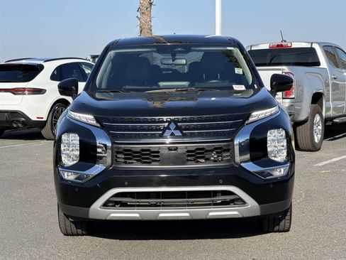 Used 2024 Mitsubishi Outlander SE image 2