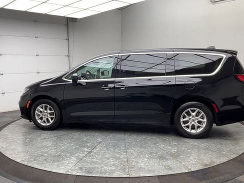 Used 2024 Chrysler Pacifica Touring-L image 36