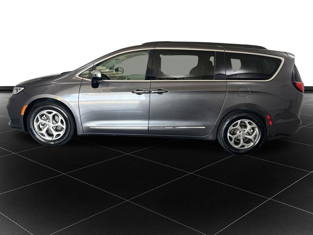 Used 2023 Chrysler Pacifica Limited FWD image 2