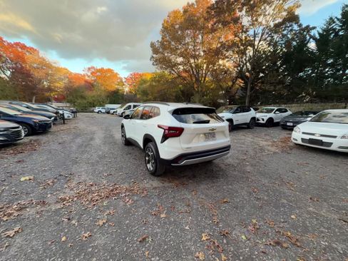 Used 2025 Chevrolet Trax LT image 16
