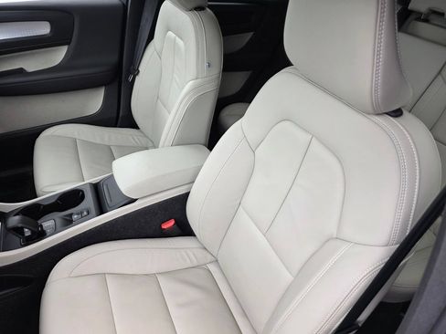Used 2022 Volvo XC40 T5 Momentum w/ Premium Package AWD/4WD image 10