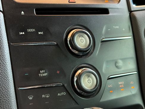 Used 2015 Ford Taurus SEL w/ Equipment Group 201A FWD image 21