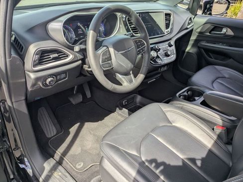 Used 2025 Chrysler Pacifica Select image 17
