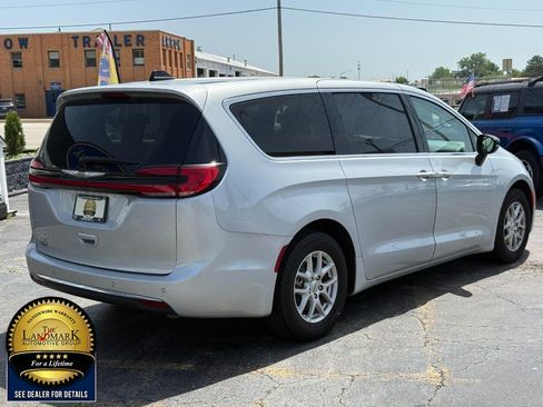 Used 2024 Chrysler Pacifica Touring-L FWD image 5