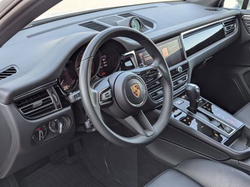 Used 2025 Porsche Macan image 4