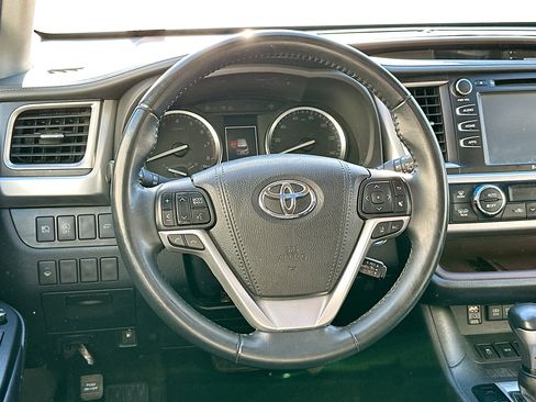Used 2018 Toyota Highlander XLE image 18