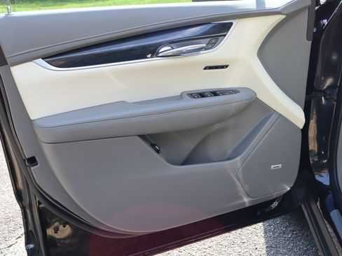 Used 2022 Cadillac XT6 Premium Luxury w/ Technology Package FWD image 17