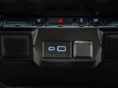 Used 2024 Chevrolet Silverado 2500 Custom image 33