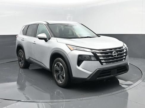 Used 2024 Nissan Rogue SV AWD/4WD image 3