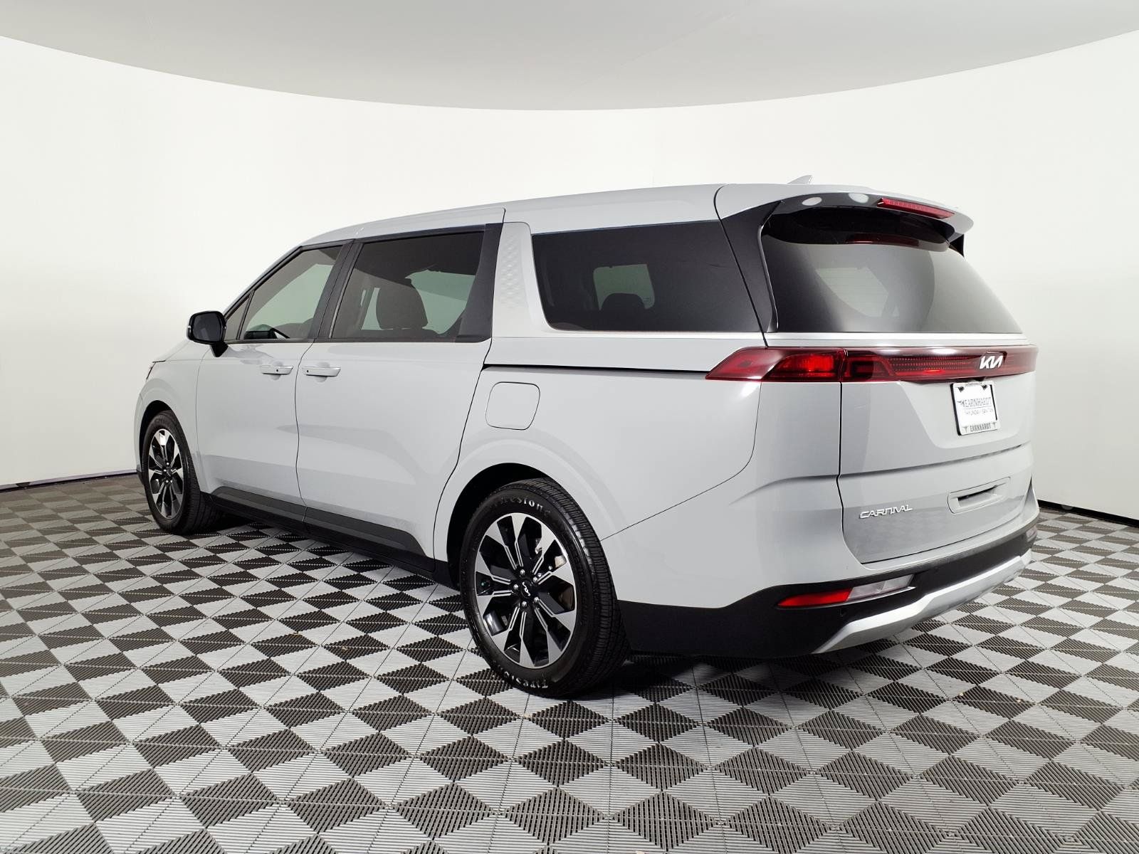 Used 2024 Kia Carnival EX FWD image 6