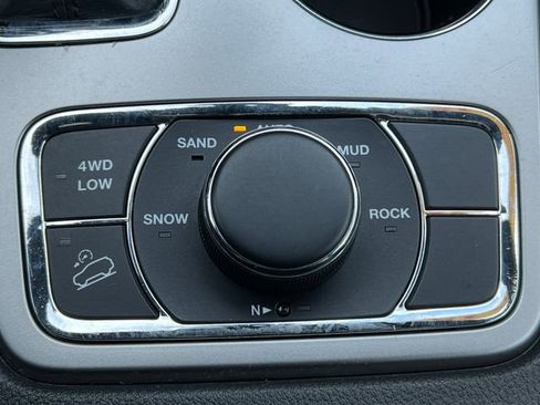 Used 2018 Jeep Grand Cherokee Laredo w/ All-Weather Capability Group image 27